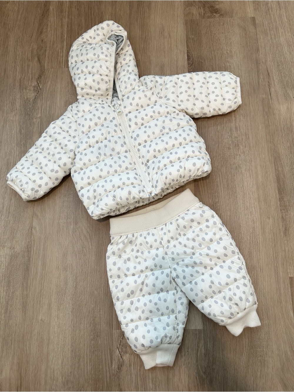 GAP Set of Baby Cream and Gray Polka Dot Puffer Jacket and Bottoms